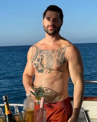 O play hoje é nas férias! ALOK tem aproveitado uma folga rápida com a  família em Ibiza! Nosso DJ colocou o shape pra jogo, curtiu seus bons  drinks, namorou muito a amada