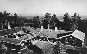 He collaborated with the >nazis and was responsible for. Vidkun Quisling Overtar Skjotet Til Bleikerasen 215 Pa Leangkollen I Asker Her Skal Det Bygges En Hytte Som Skal Kalles Orneredet Etter Tysk Forbilde Okkupasjonen Live