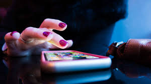 Using your phone while you're with someone is rude, but most of us do it anyway. How To Use Your Phone Less According To Reddit