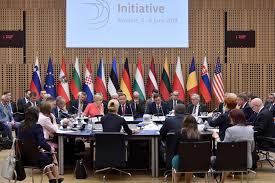 (.) au fost aprobate (.) proiecte din domeniul digital, transporturi şi energie, care vor intra pe lista proiectelor prioritare ale româniei, a declarat purtătorul de cuvânt al guvernului. Fond De InvestiÈii Pentru IniÈiativa Celor Trei MÄri Q Magazine