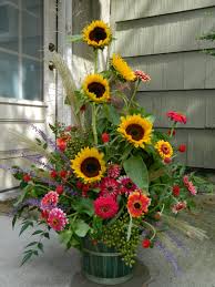 Sunflower And Zinnia Arrangement Sunflower Arrangements Summer Flower Arrangements Alter Flowers