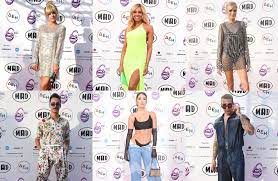 Από το λαμπερό event των mad video music awards 2021 παρέλασε πλήθος επωνύμων και ανάμεσα στους πρώην παίκτες ριάλιτι που βρέθηκαν στα φετινά mad vma ήταν και η έλενα. Mad Vma 2021 Lamperes Paroysies Sta Moysika Brabeia Deite Ta Prwta Binteo Znews