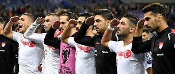 Maillot de foot turquie ! France Turquie Les Joueurs Turcs Ont Refait Le Salut Militaire Le Point