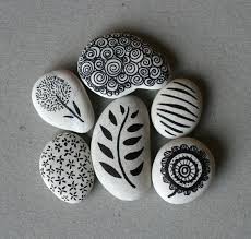Use A Perminent Felt Tip Pen Like A Sharpie And Draw Patterns On Smooth Pebbles Rock Crafts Stone Art Stone Painting