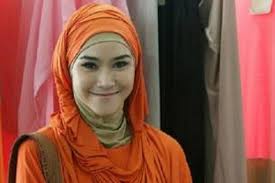 Model tunik muslimah dengan bahan kaos combed sangat cocok dikenakan untuk pemakaian harian. Zaskia Adya Mecca Aku Desainer Gadungan