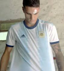 La prenda, también hecha por adidas, tiene un curioso diseño de las franjas además, la camiseta tiene un cuello redondo en tono azul oscuro, el mismo que tendrá ahora la pantaloneta. Asi Es La Nueva Camiseta Que Usara La Seleccion Argentina En La Copa America Infobae