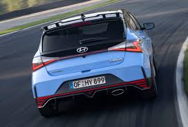 Zahvaljujući optimizaciji podvozja, novi hyundai i20 n impresionira svojim uglađenim upravljanjem i boljom odzivnošću u različitim vremenskim uvjetima. Kleinwagen Doping Im Hyundai I20 N Shots Magazin