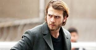 Yakışıklı oyuncu aras bulut i̇ynemli evleniyor mu? Cukur Un Yamac I Aras Bulut Iynemli Bakin Nereli