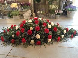This memorable funeral cross spray with red carnations to honor the one that are gone. Funeral Flowers Red And White Carnation Coffin Spray Casket Spray Funeral Spray Www Thefloralart Funeral Flowers Casket Flowers Funeral Floral Arrangements