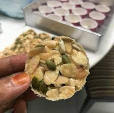 Apalagi, kini kuaci sudah hadir dengan berbagai varian rasa yang bisa jadi pilihan sesuai selera. Resipi Kuih Raya Campuran Kacang Badam Kuaci Yang Bagus Untuk Kuatkan Memori