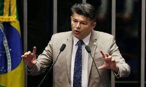 Since 2011, rodrigues serves as a senator for the state of amapá. Medeiros Chama Randolfe De Harry Potter Surfista Unica News Site De Noticias Em Mato Grosso