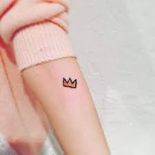 Más 90 tatuajes para parejas que os enamorarán este 2021, es lo que vamos a mostrarte otro de los tatuajes para parejas pequeños que nos parecen inspiradores y que se distinguen por tener un diseño pequeño, es este que os mostramos a continuación. 85 Tatuajes De Coronas Galeria De Imagenes