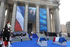 Le 1er juillet 2018, près d'un an après sa mort, simone veil est entrée au panthéon avec son mari, antoine veil, décédé en 2013. France Honours Holocaust Survivor Simone Veil At Pantheon Dunfermline Press