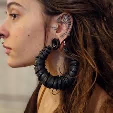 Kleine Ohrringe mit echten Zähnen