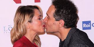 La giornalista francesca barra si fa ritrarre nuda nella sua città d'origine dal marito claudio santamaria, fotografo appassionato e in missione. Claudio Santamaria E Francesca Barra A Celebrity Hunted