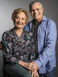 Casado con la actriz gloria menezes, tienen uno de las bodas más duraderas de la televisión brasileña, y son los padres del actor. A Torcida Agora E Por Tarcisio Meira E Gloria Menezes 07 08 2021 Uol Splash