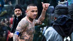 Nainggolan'ın annesi 2010 yılında öldü ve ölümünden sonra sırtına doğum ve ölüm tarihlerini içeren iki büyük kanat dövmesi yaptı. Nainggolan Und Das Hungrige Cagliari Optimal Genutzte Rekordeinnahmen Transfermarkt