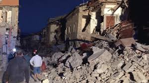Piscine pendant tremblement de terre. L 039 Italie Frappee Mercredi Par Un Seisme Meurtrier De Magnitude 6 2 Dans Le Centre Du Pays