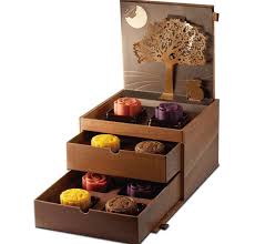 Pin By Madu Medi On Graphic Chocolate Box Packaging Food Packaging Design Moon Cake