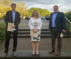 Laut polizei ist ein leichtflugzeug in einen baum gestürzt. Nqndzg7tww W2m