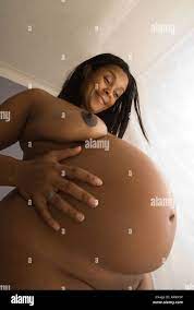Schwangere nackte schwarze Frau Stockfotografie - Alamy