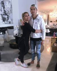 Desde el pasado 17 de julio la portuguesa ha estado aislada en su casa tras conocer su positivo en coronavirus, pero conforme fueron pasando los días se fue encontrando peor hasta que. Caras Katia Aveiro Orgulhosa Com Mais Um Triunfo De Cristiano Ronaldo