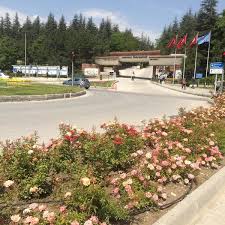 Şehir merkezi'nden çarşı tramvay durağından ssk yazan tramvaya binerek anadolu üniversitesi durağında indiğinizde anadolu üniversitesi yunus emre kampüsü'ne ulaşabilirsiniz. Anadolu Universitesi Yunus Emre Kampusu Girisi Otobus Bekleme Yeri 10 Tavsiye