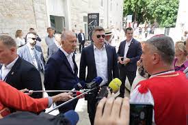 VIDEO Milanović i Plenković snimljeni u razgovoru na tribinama nakon Alke -  Večernji.hr