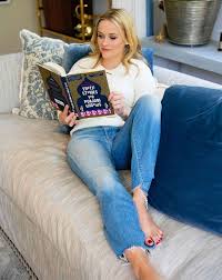 45 Books On Reese Witherspoon S Must Read List Reese Witherspoon Reese Witherspoon Instagram Reese Witherspoon Style
