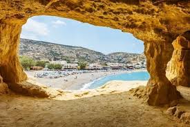 The artificial caves in the cliff of the matala bay were created in the neolithic age. Matala Kreta Alles Was Sie Uber Matala Wissen Mussen