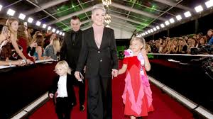 Pink and willow previously collaborated on a cover album of the greatest showman soundtrack, which featured them singing a million dreams. in an interview leading up to the billboard music. P Nk And Daughter Together On Surprise Cover Me In Sunshine Daily Telegraph