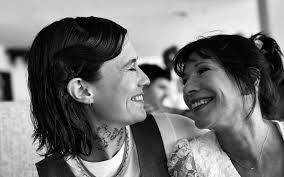 La fille de Sylvie Léonard suit les traces de son père et son travail  risque d'en surprendre plusieurs