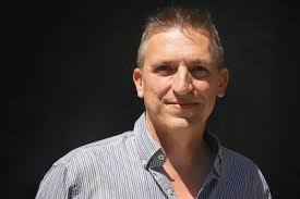 Estás obligado a escuchar un pitido constante en la cabeza»