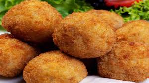 Per preparare le crocchette di patate lavate le patate sotto l'acqua corrente per togliere residui di terra 1, ponetele a lessare in un tegame capiente versando acqua fino a coprire e senza sbucciarle 2: Polpette Di Pesce E Patate Senza Uova Fritte E Morbide