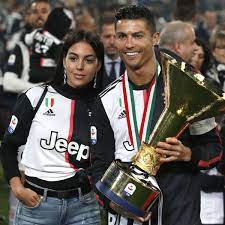Cristiano ronaldo freundin georgina rodriguez will keine. Juventus Star Cristiano Ronaldo Trifft Sohn Und Freundin Mit Trophae Fussball