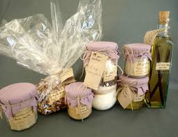 Le Panier Garni D Helene C Claire Cadeau Fait Maison Panier Garni Noel Paniers Garnis