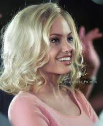 In june 2019, we got the first glimpse of the actress and her long blonde locks on the set. Pin By Aman Kumar On Estilo Cabelo Angelina Jolie Hair Angelina Jolie Quotes Angelina Jolie Blonde