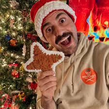 Who wants a Gingerbread Ninja Star?! 🎄⭐️🥷 This sweet pattern is now up in  my Etsy Shop! Head over there if you want to crochet your own! 🧶🧡💀