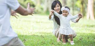 Yang paling penting dari tahapan ini adalah anak menggunakan kaki dan tangannya secara bersamaan untuk. 5 Cara Melatih Bayi Berjalan Cepat