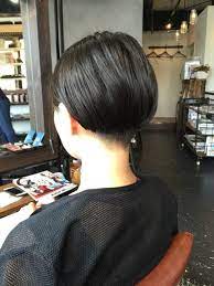 ショートで楽しみたい そんなお客様スタイルのご紹介 いつも遊びのあるヘアスタイルをオーダーして頂いてる方なんですが今回は襟足とかサイドに刈り上げを入れたボブがご希望 ７ヶ月ぶりのカットだったので前回 ショートのヘアスタイル ショートヘア ヘアカット