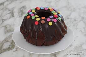 Aber keine angst, es sieht wirklich nur so aus. Schokokuchen Mit Schokoglasur Und Smarties Fur Den Kindergeburtstag Schoner Tag Noch