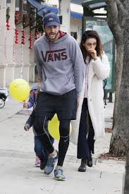 Mila kunis gehört zu den erfolgreichsten schauspielerinnen hollywoods. Familienausflug Ashton Kutcher Und Mila Mit Kids Unterwegs Promiflash De