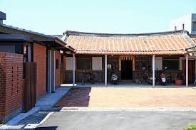 座落台南學甲這棟屋齡近百年的傳統三合院 是陳俊言建築師的台南老家 承載著家族三代生活記憶 圖 漂亮家居提供 outdoor decor decor outdoor