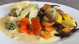 Das schönste ist die arbeit mit tieren und kindern (s08/02) auf dem wiesenhof im westerwald ist viel los. Dreierlei Lupinen Dinkelnudeln Mit Kase Krauter Lupinenwurz Sosse Und Ofengemuse Rezepte Lecker Aufs Land Swr Fernsehen