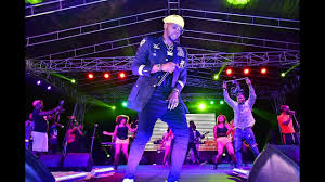 Kizz daniel has been on pepper dem spree as he recently shared his exotic car garages and now flaunting his new luxurious chain. Kizz Daniel Bio And Net Worth 5 Interesting Facts About The Singer Jukebugs