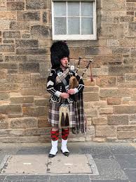 Primum vestimentorum propositum est corpus a caelo defendere: Kilt Descubra 7 Segredos Dessa Tipica Roupa Escocesa German Routes By Tati