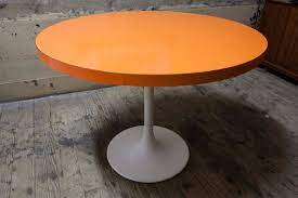 table formica orange pieds tulipe orange vintage par atypikvintage table formica pieds de table vintage