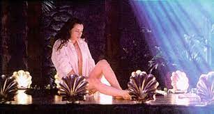 Jej ojciec jest dziennikarzem the canadian jewish news a matka z pochodzenia bułgarka nauczycielką. Exotica Movie Review Film Summary 1994 Roger Ebert