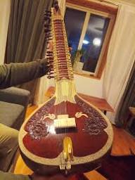 How to determine the maker and value of a sitar instrument?