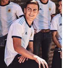 Creada para los hinchas, esta camiseta de fútbol luce un diseño moderno. Asi Se Presento La Nueva Camiseta